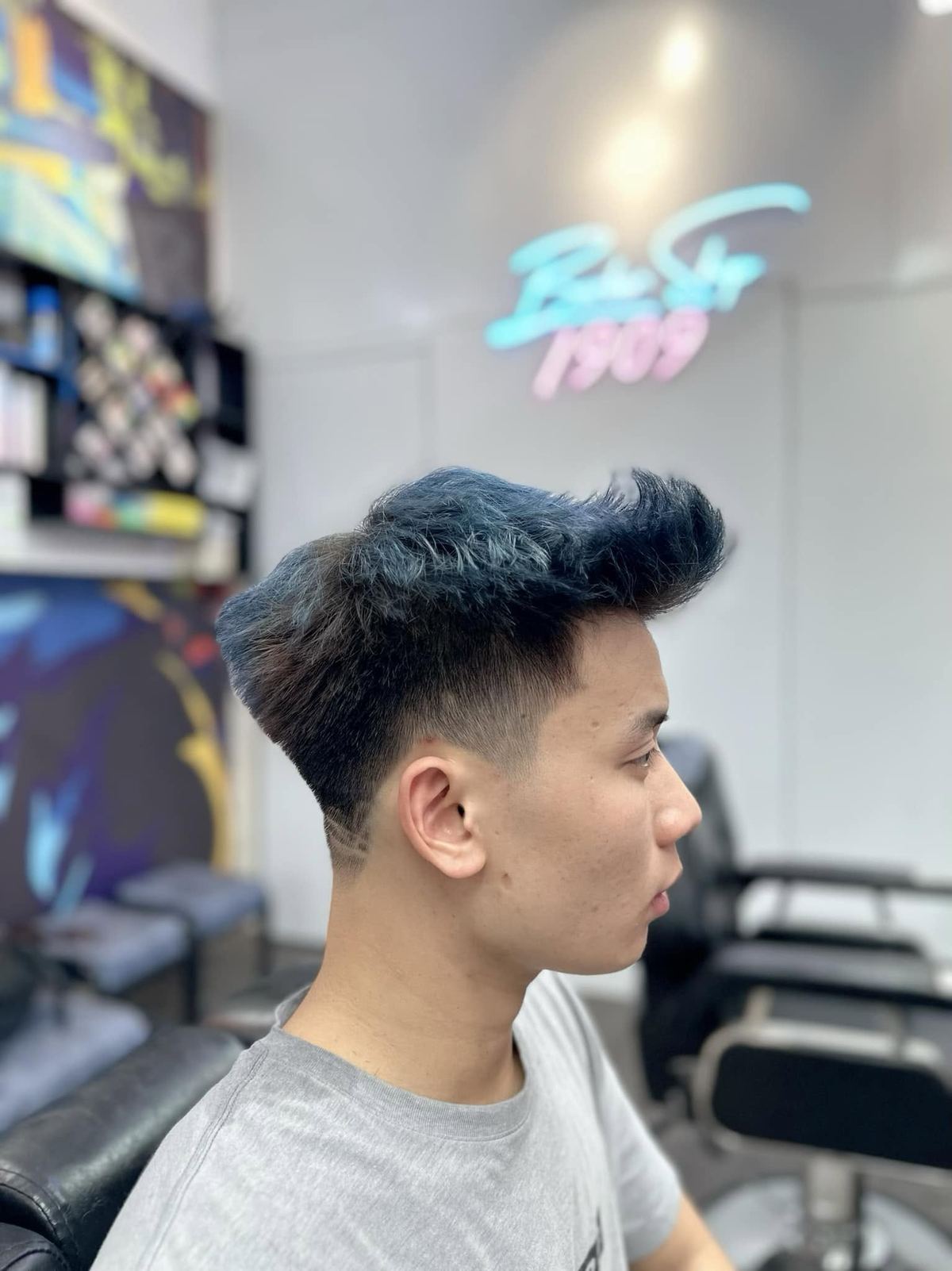 Kiểu tóc fade tông xanh khói, nhìn nghiêng