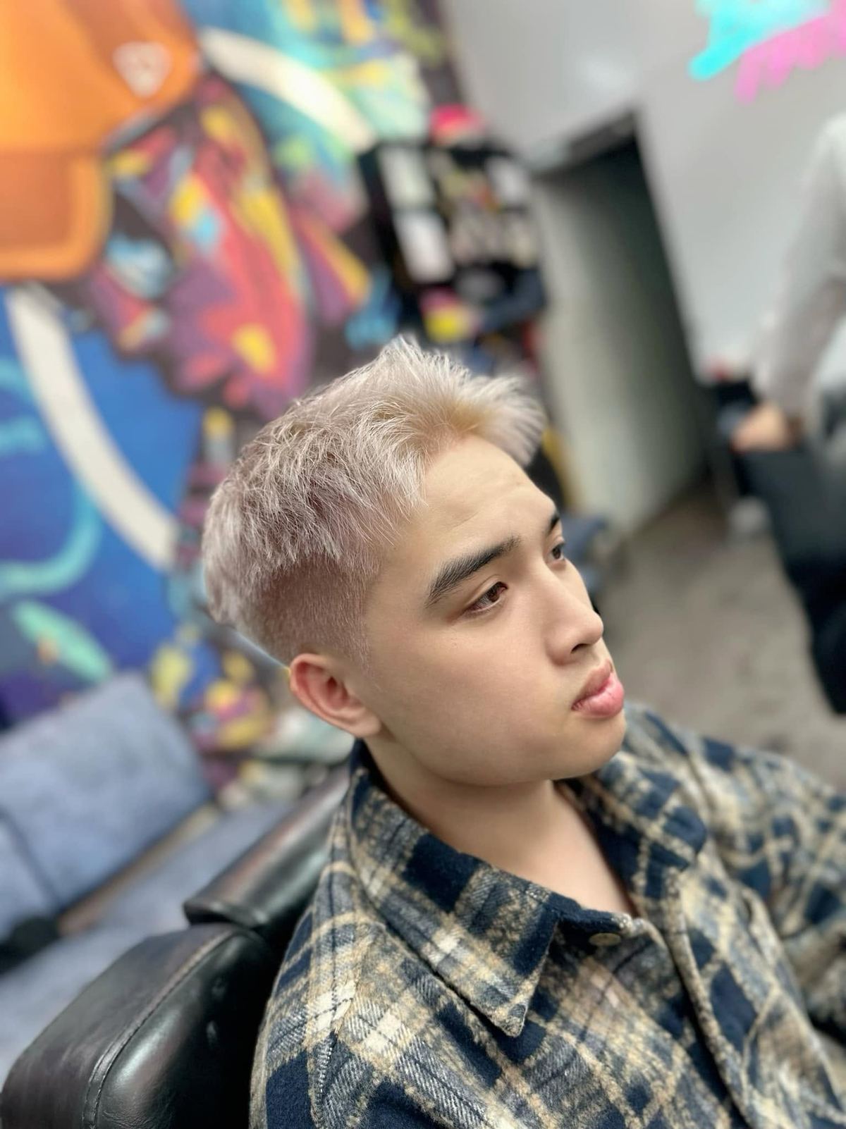 Kiểu tóc cắt ngắn nhuộm bạch kim