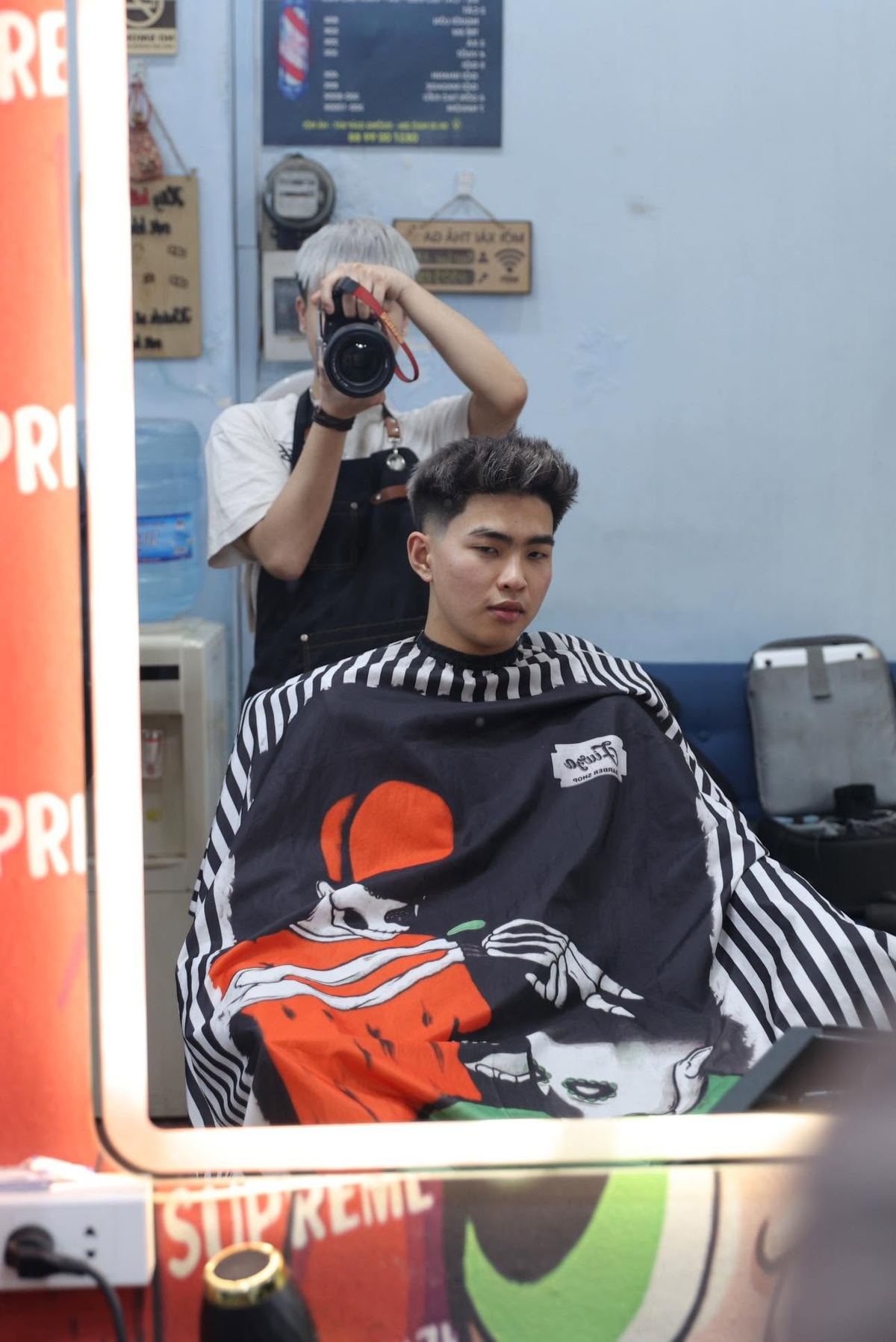 Thợ 1909 Barbershop đang chụp lại kiểu tóc mới hoàn thành cho khách