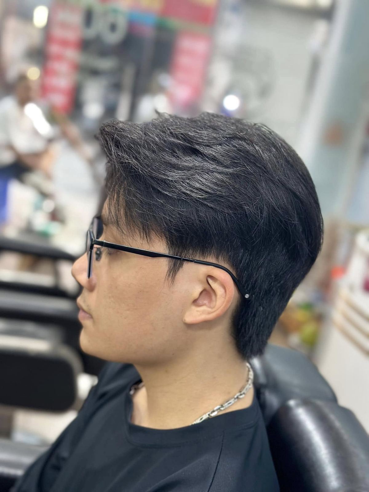 Kiểu tóc quiff dài, đeo kính